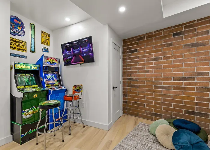 The Speakeasy: Brand New Pool, Hot Tub, Sauna, Cold Plunge Holiday home