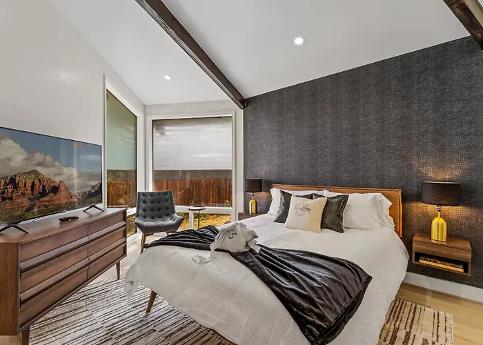 The Speakeasy: Brand New Pool, Hot Tub, Sauna, Cold Plunge Holiday home
