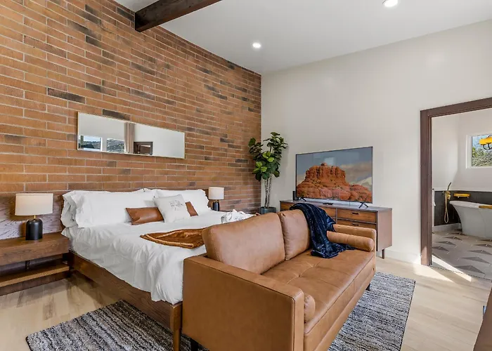 The Speakeasy: Brand New Pool, Hot Tub, Sauna, Cold Plunge Holiday home